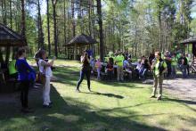 Blisko 100 osób przybyło na zaproszenie leśników z Kartuz by uczestniczyć we wspólnym spacerze i wesprzeć dzieci chore na białaczkę